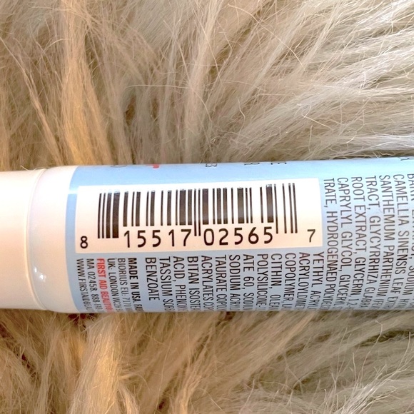 FIRST AID BEAUTY Ultra Repair Oil Control Moisturizer - Picture 5 of 6